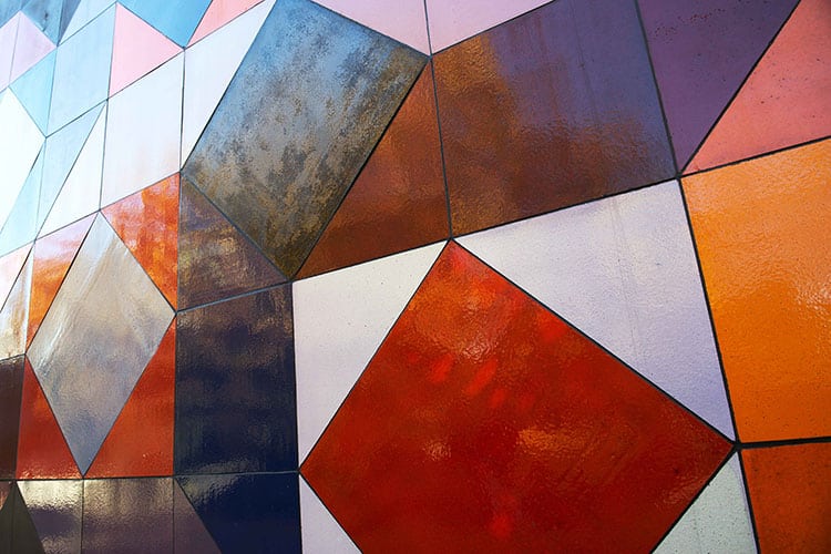 Die bunte Keramikwand von Victor Vasarely an der Südseite des Hörsaalzentrums Ost gehört zur Kunst am Bau. © RUB, Marquard